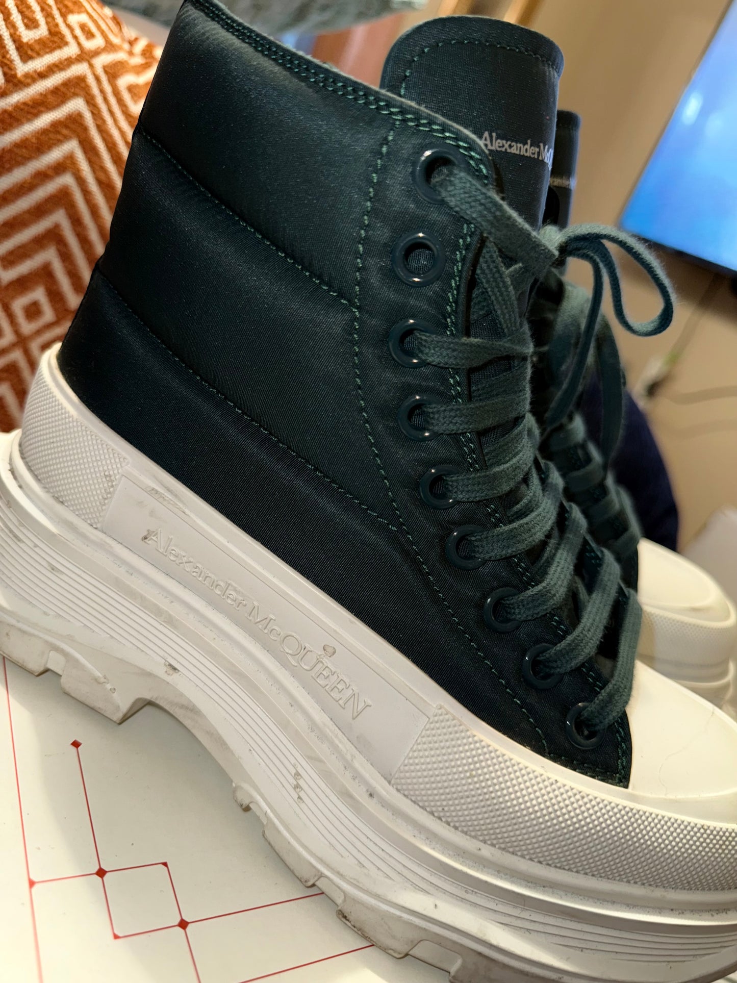 Alexander McQueen (37.5)