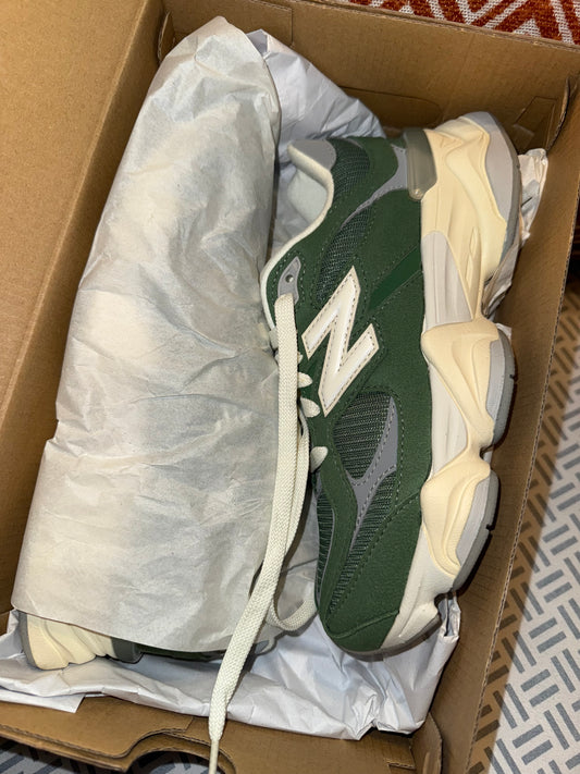 Olive New Balance (Size 5)